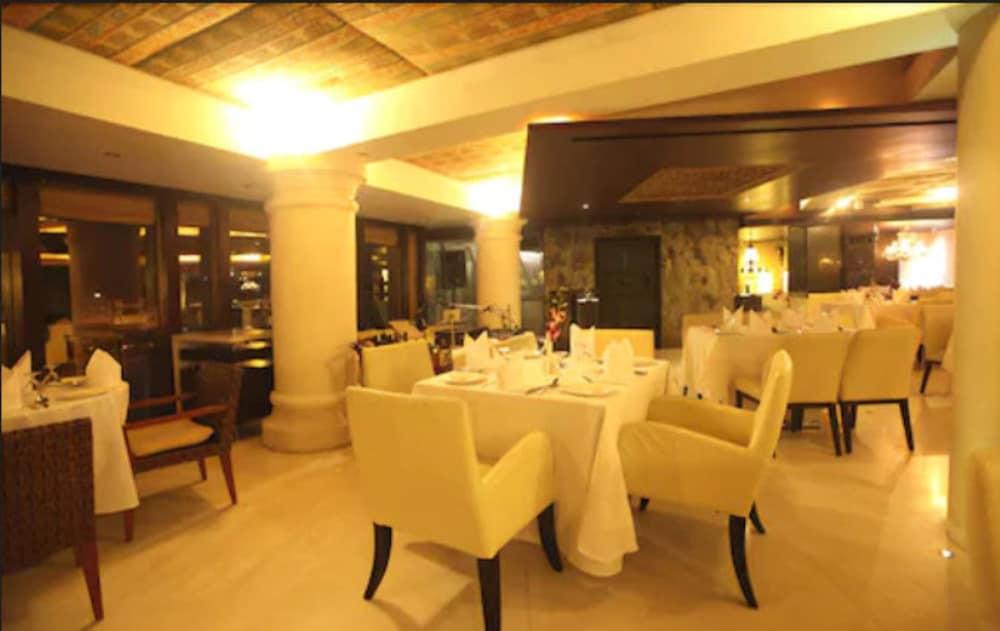 Hotel Peninsula Grand Bombay Exterior foto